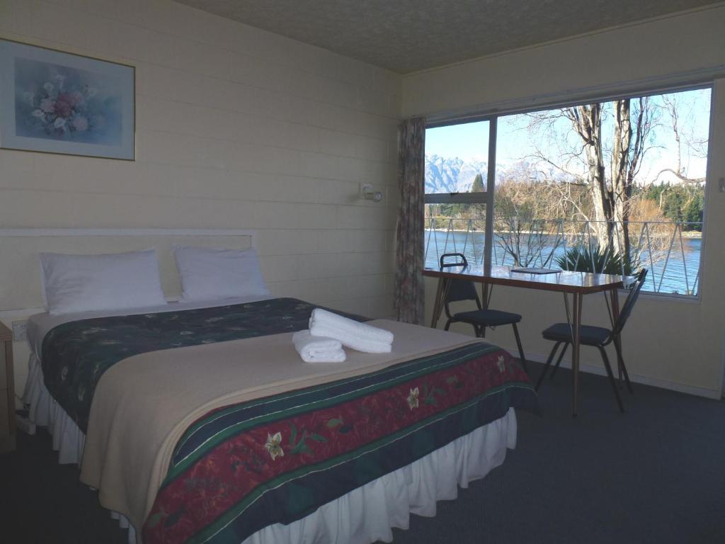 Lakeside Motel Queenstown Room photo